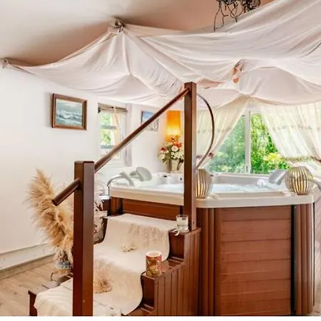 Loft Non Attenant A La Propriete 4 Hotes Sauna Et Jacuzzi En Option 펜션 *